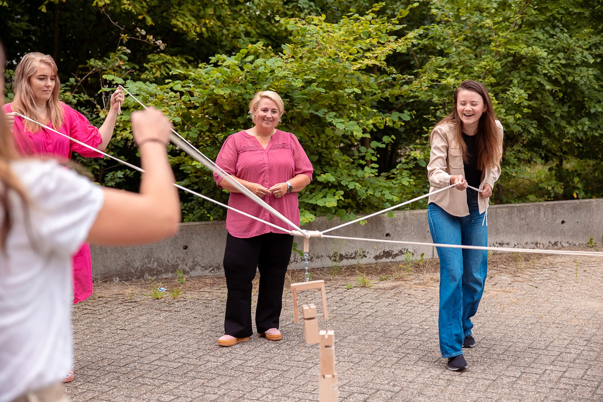 Een groep mensen die een oefening in de cursus Teamcoaching van Carola Arxhoek doen.