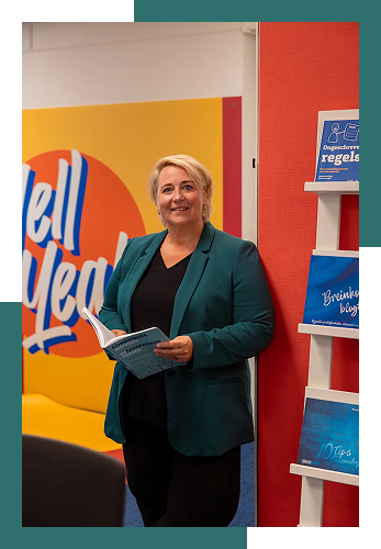 Carola Arxhoek leunt lekker tegen een boom. 